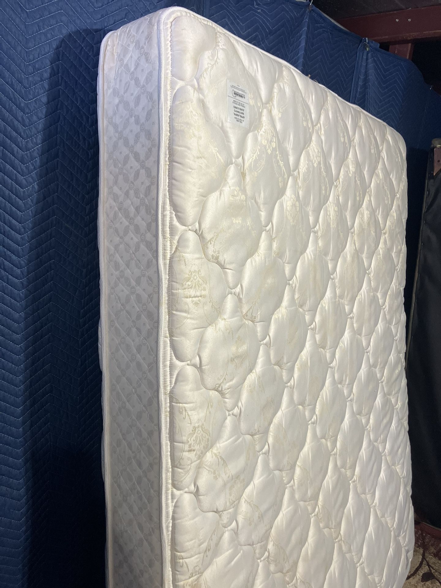 QUEEN SEALY POSTURE (DELIVERY AVAILABLE)