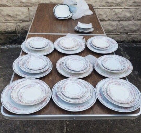 New 40 Piece Dinnerware Set