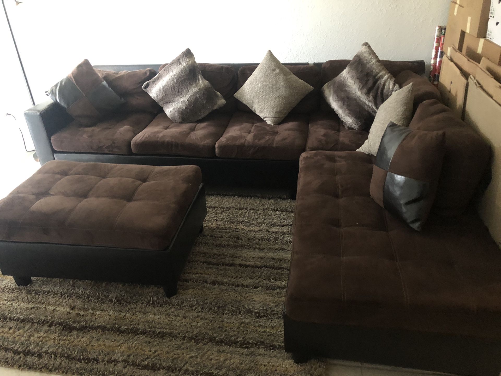 2 Pc Sectional Living Room con Ottoman, cojines incluidos por $350