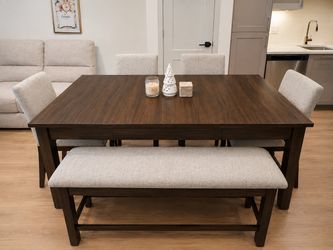 Beautiful 6 Seater Dining room table with storage
