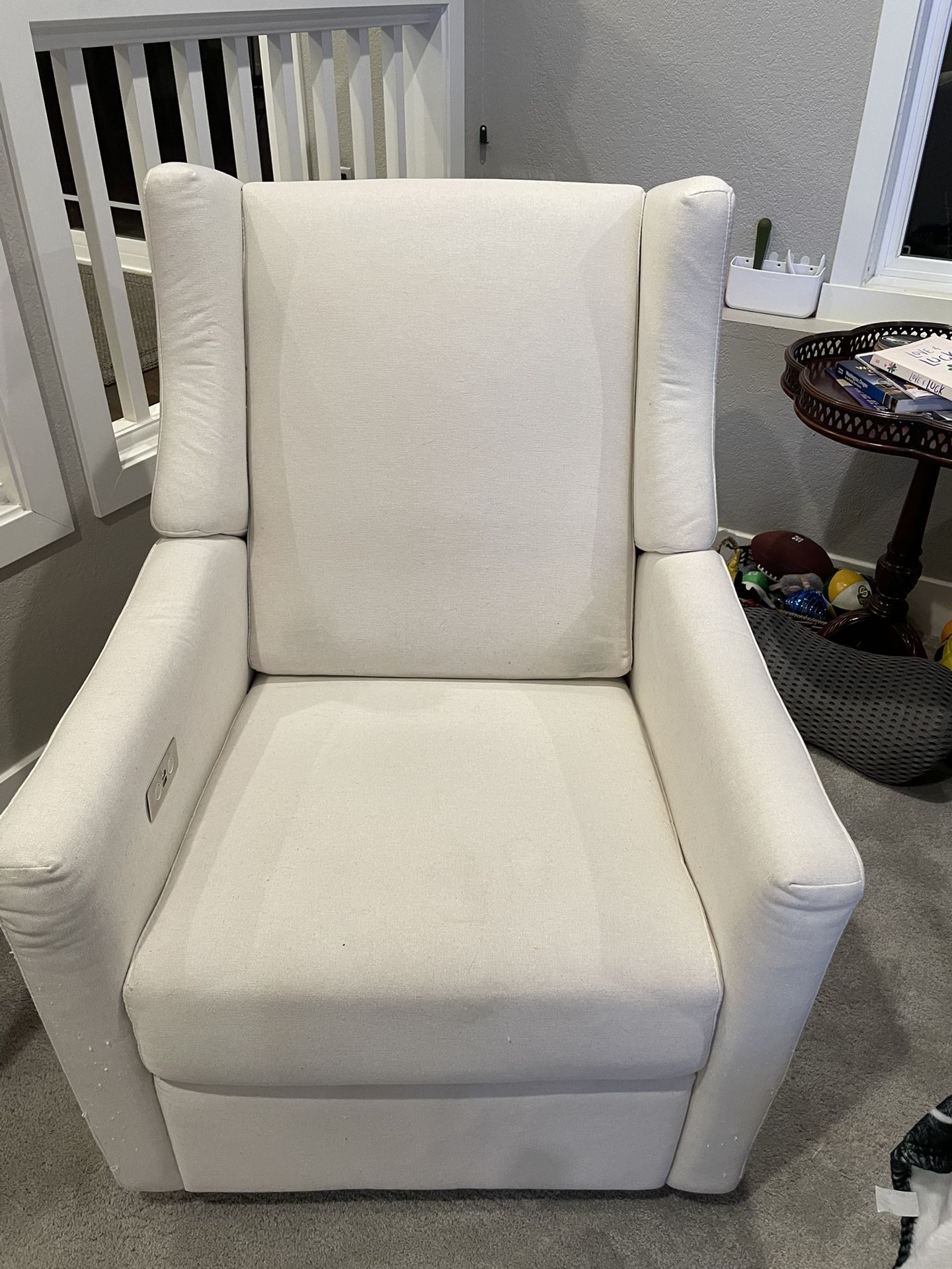 Babyletto Kiwi Cream Electronic Swivel Glider