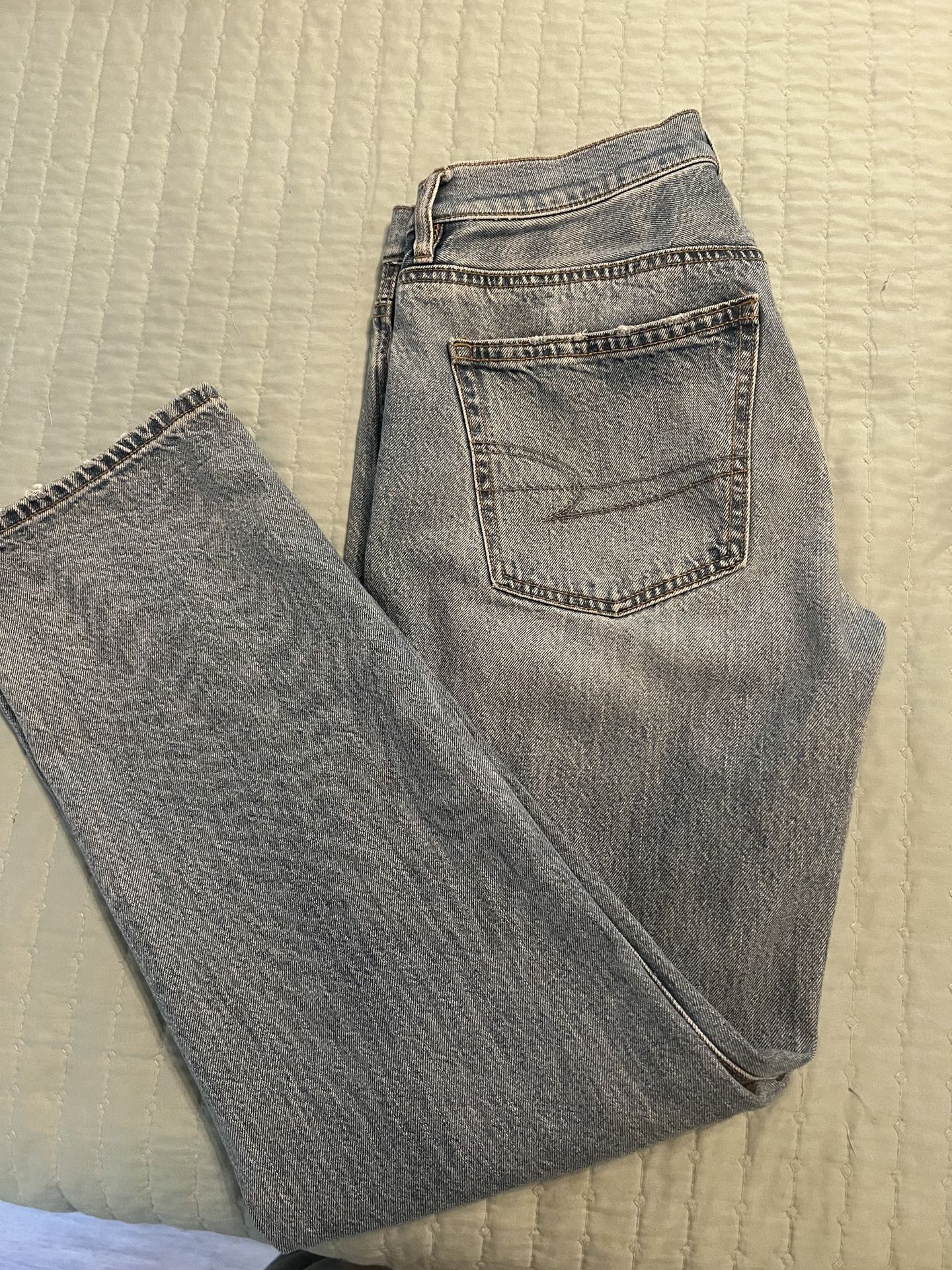AMERICAN EAGLE STRAIGHT LEG JEANS