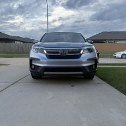 Silver Honda Pilot Exl