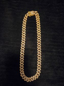 Men's or Women's gold colored chain with diamond like stones