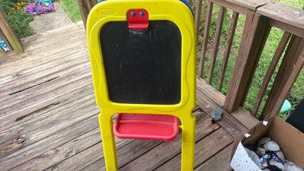 Crayola chalk board and magnetic board art easel