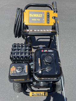 DEWALT 4400 PSI 4.0 GPM Gas Cold Water Pressure Washer with DEWALT 420cc Engine