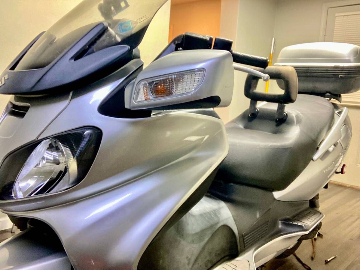 2005 Suzuki Burgman 650 – 18K Miles – Clean Title – Givi Top Box