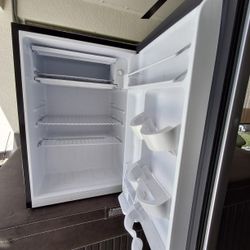 2.7 CU. FT. Refrigerator 