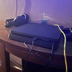Ps4 1TB W/2 Controllers