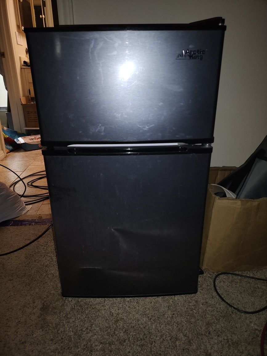 Artic Viking Mini Fridge With Freezer 