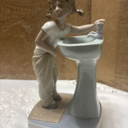 Lladró "Clean Up Time" porcelain figurine, model number 4838.
