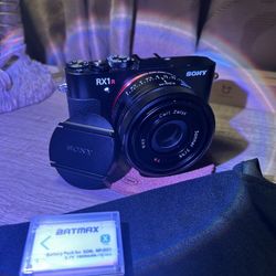 Sony RX1R II / RX1R M2 Full-Frame Compact Camera – 42.4MP Zeiss Le