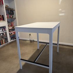 White high rectangle table