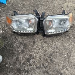2017 Toyota Tundra Head Lights 