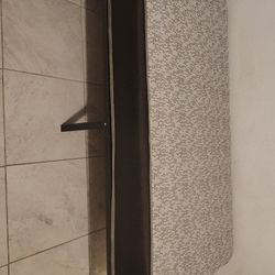 Twin bed; Matress and Frame / Cama y base de metal.