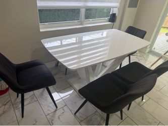 Dining table and chair set