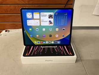 Apple IPad Pro 6th Gen 12.9” 256GB Tablet W/ Original Box & Charger 