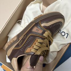 Selling at a low price! Bought the wrong size. The shoe size is 9.5.