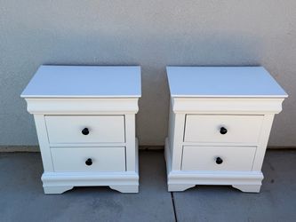 2 Nightstands with 3 drawers