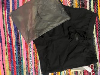 Black essentials shorts