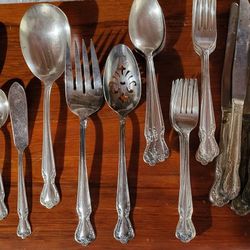 Rogers & Bro International Silver Daybreak Elegant Lady Silverplate, Service For Six