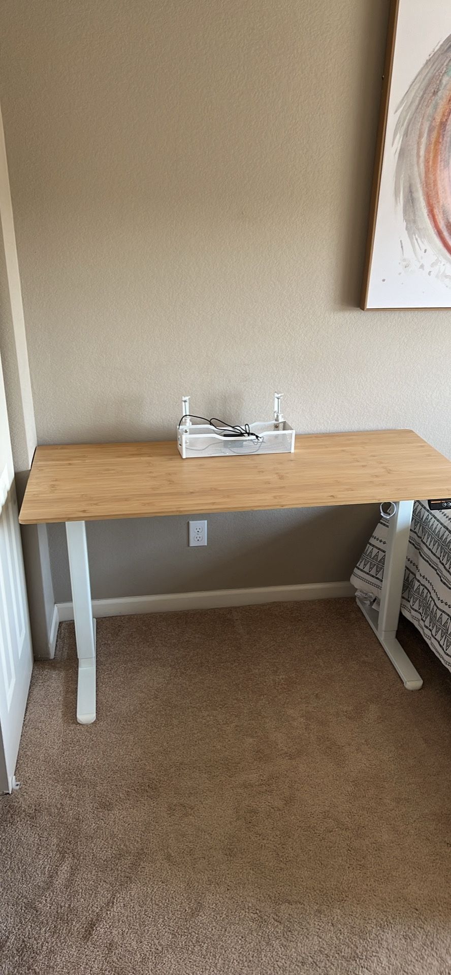 Standing desk W/ Cable Basket