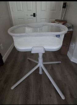Bassinet Bassinest soothing swivel sleeper