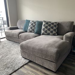 Comfortable Sectional Sofa + 4 Pillows