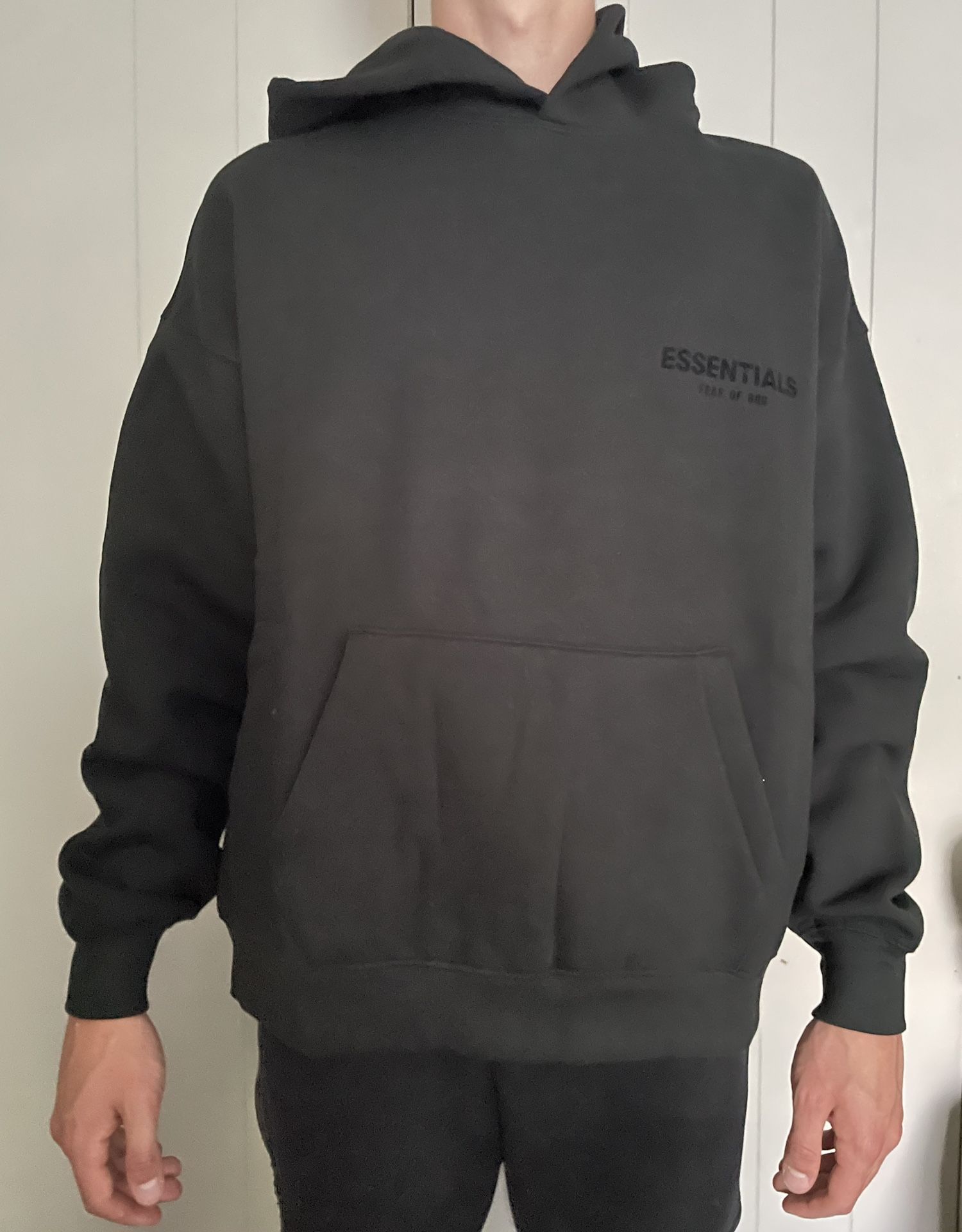 ⚫️ Essentials Fear of God Hoodie – Stretch Limo (S–XL) ⚫️ Model is 5’10 wearing size M – perfect oversized fit. A must-have from one of the cleanest