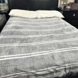 Queen bed (with frame, mattress and Box Spring)