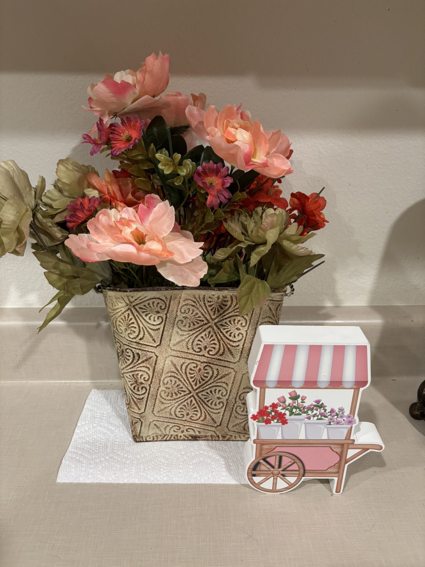 Pink FlowersIn Metal Hanging Flat Sided Purse With Table Art