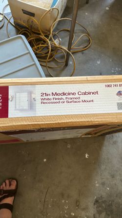 21” medicine cabinet - open box, never hung