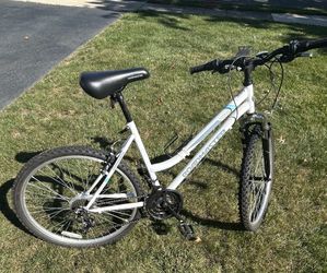 RoadMaster 26” Granite Peak Women’s Mountain Bike, White