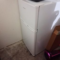Mini refrigerator with freezer