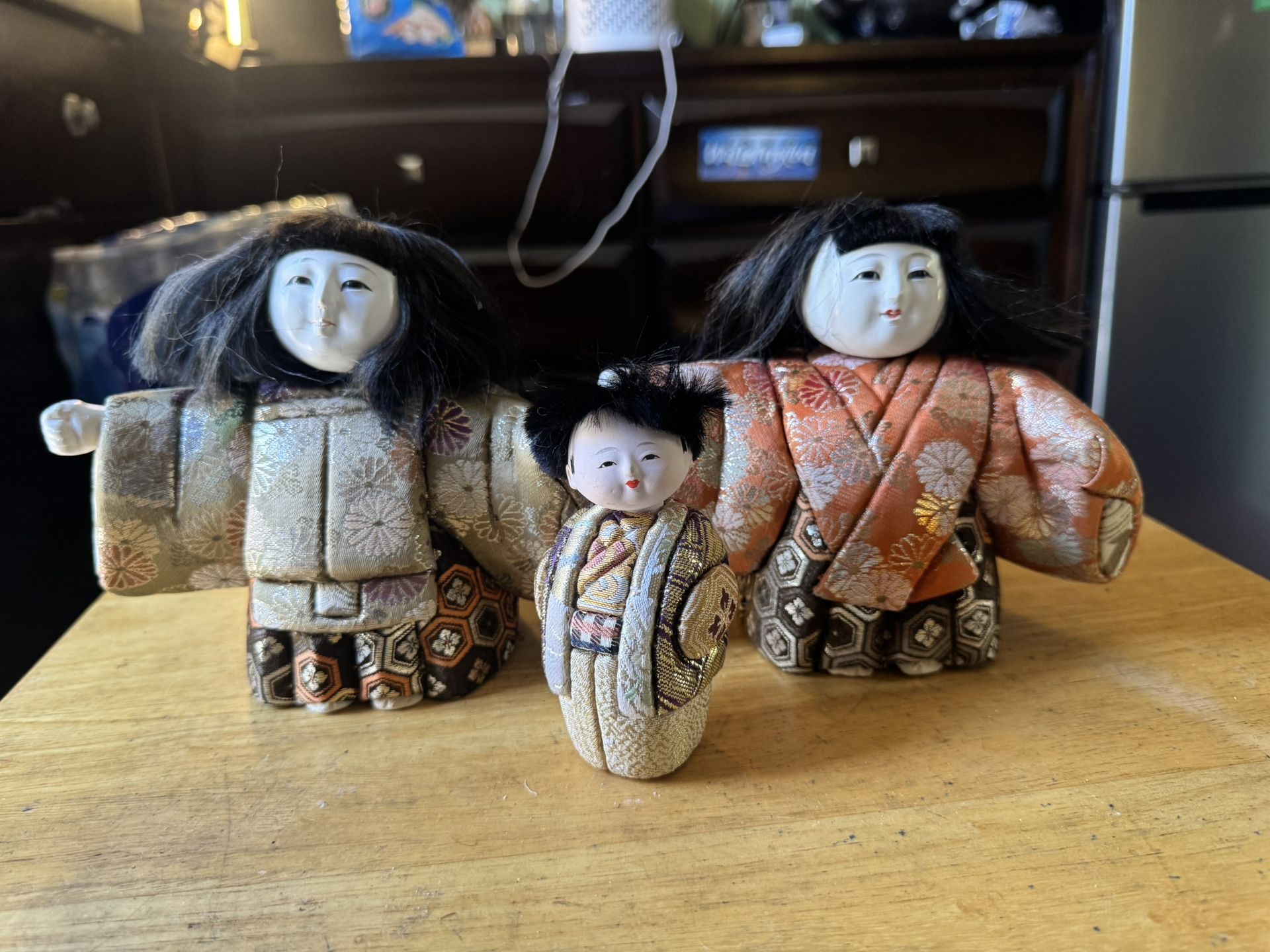 traditional Japanese Ichimatsu dolls.
