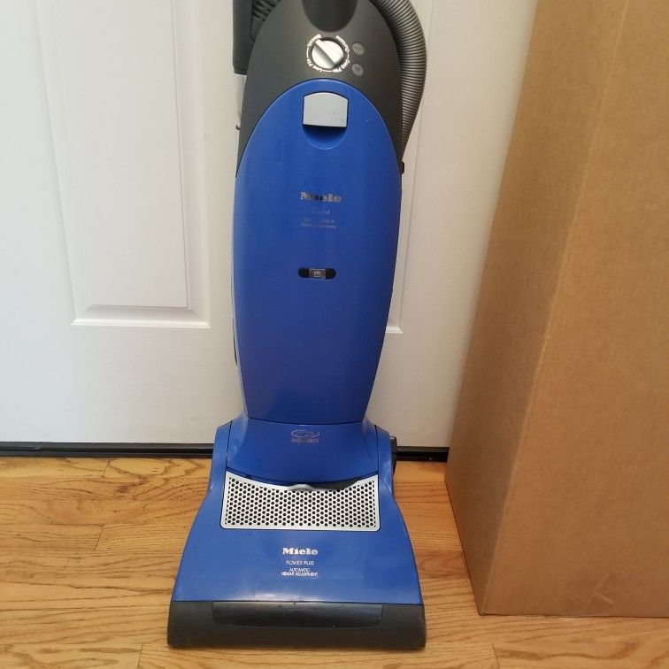 NEW cond MIELE BLUE MOON MODEL VACUUM WITH COMPLETE ATTACHMENTS , AMAZING POWER SUCTION , WORKS EXCELLENT , IN THE BOX