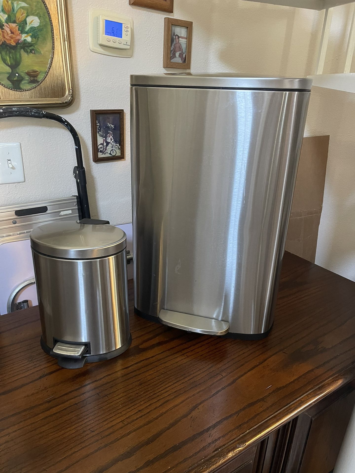 2 trash cans 