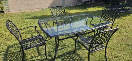 ** Beatiful 5-Piece Black Outdoor Dining Set **