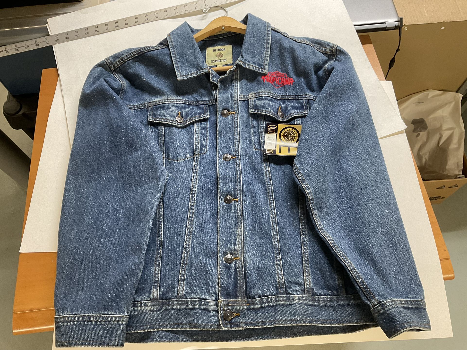 NEW DENIM JACKET MENS LARGE