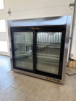 True TDS-09G -LD Counter Top Glass Commercial Refrigerator