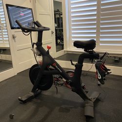Used Peleton Bike Excellent Condition w/accesories