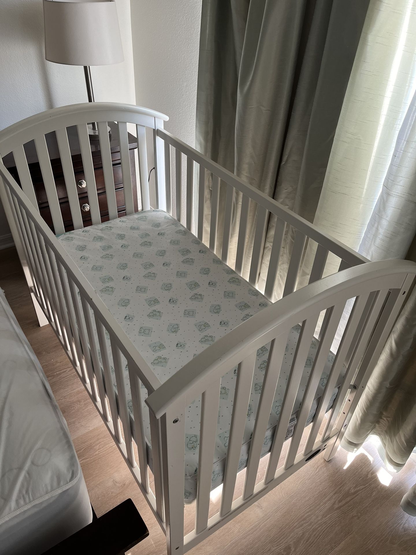Baby Crib With Mattress Graco (In West Palm Beach).