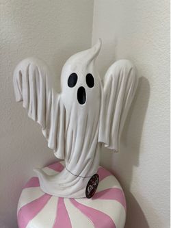 VIRAL GHOST STATUE