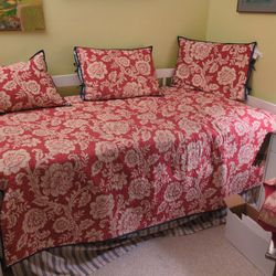 White Wood Frame Twin Daybed With Mattress