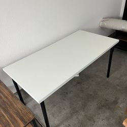 Desk with Plug Management 