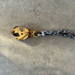 Vertical lifting clamp