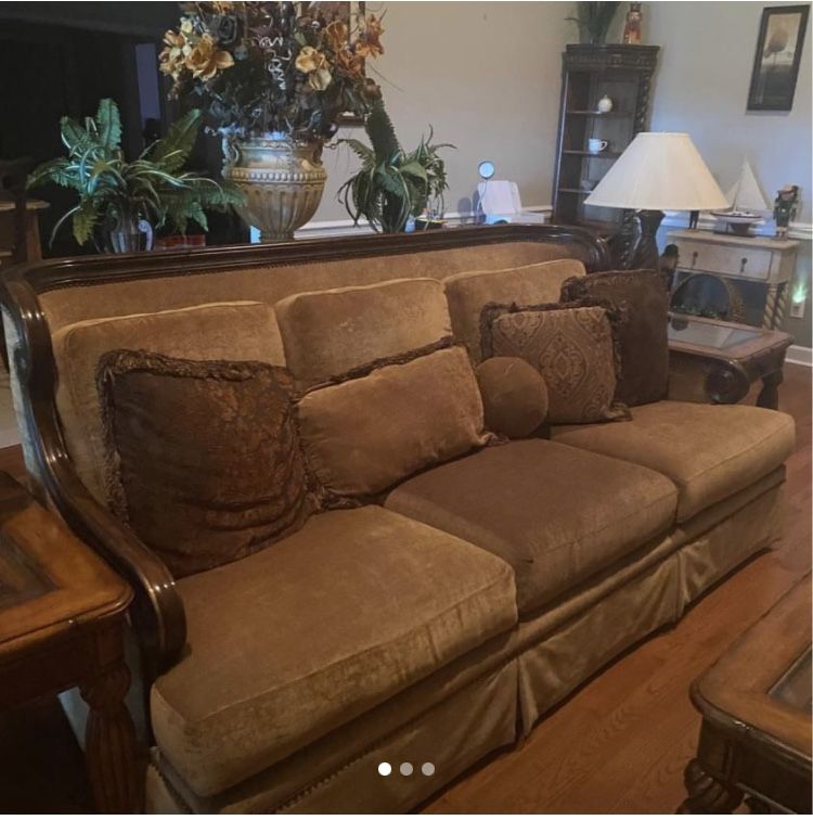 Living Room Suite Like New Purchased From Ashley Furniture No Damage Complete Set Couch Two Chairs two End Tables Coffee Table With Lamps 