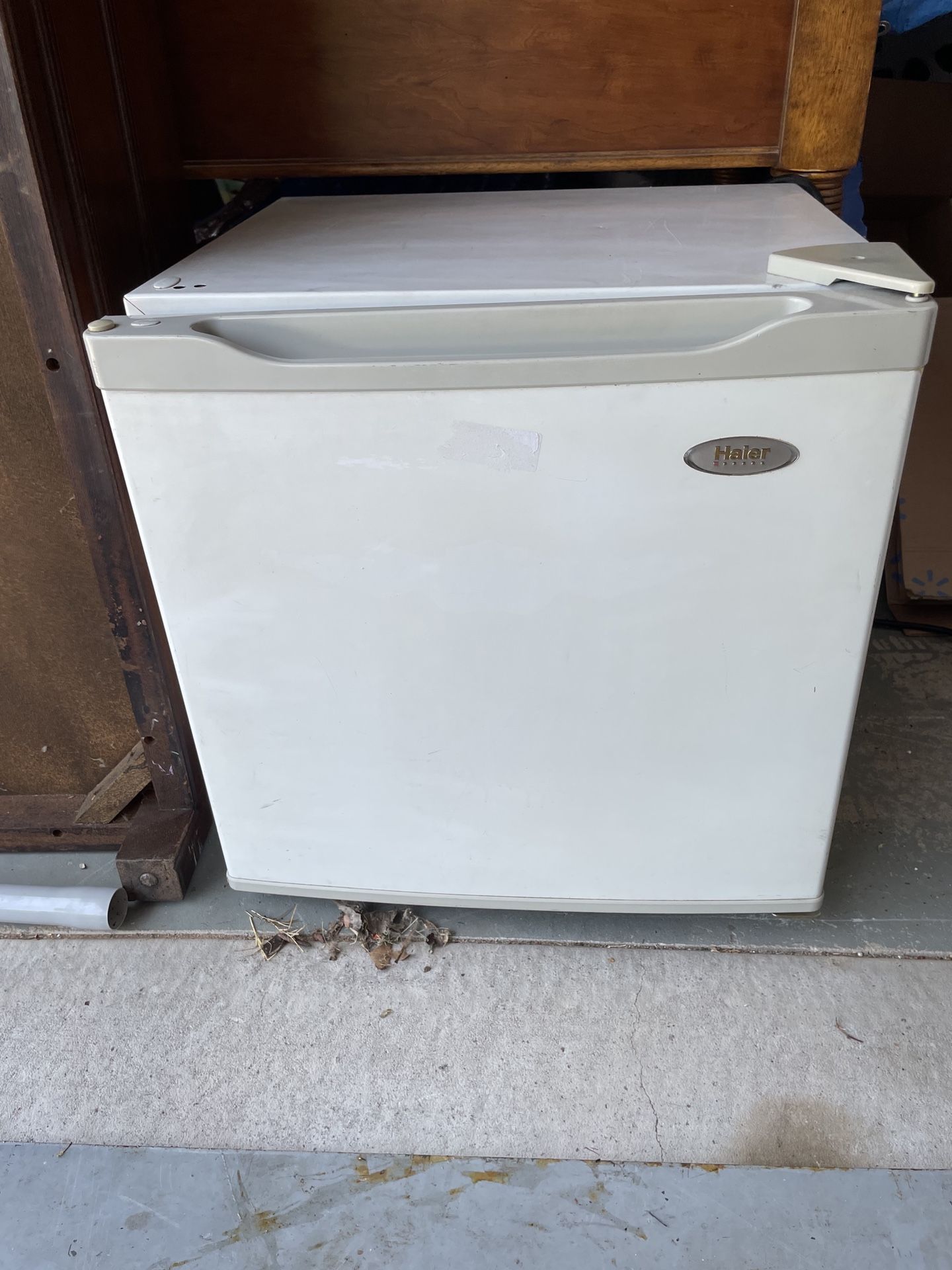 Haier mini fridge (works)