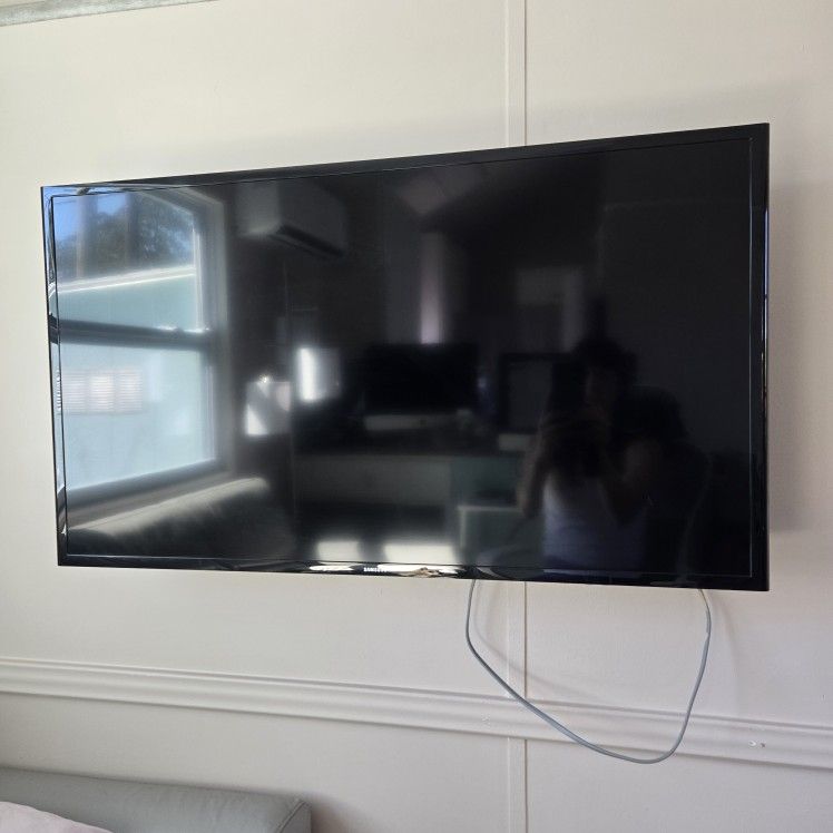 40" Samsung HD  Smart Tv With Wall Mount