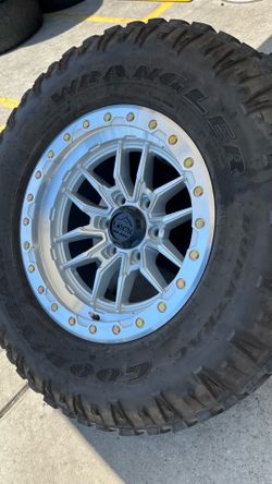 Set de rines nuevos y llantas 285/70/17 Goodyear usadas en buenas condiciones las 4 con 80% de vida